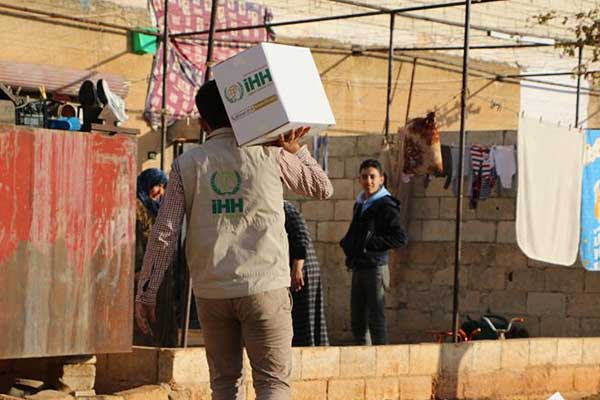 Suriyeli öğrencilere kırtasiye yardımı sürüyor