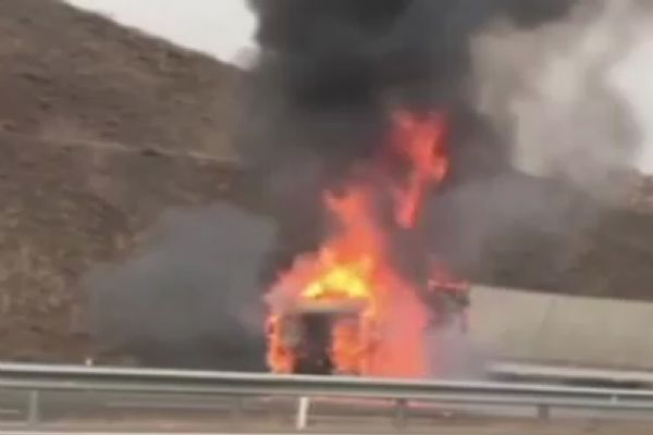 Ankara'da trafikte korku dolu dakikalar: Tır alev topuna döndü