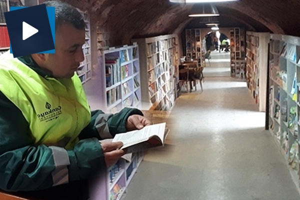 Çöpten topladıkları 4 bin 20 kitap ile kütüphane kurdular