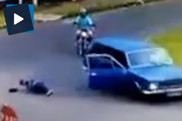 Adam otomobilden böyle düştü