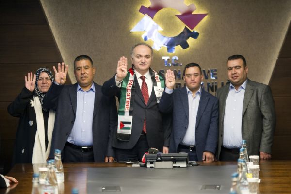 Faruk Özlü down sendromlu Filistinli Muhammed'i kabul etti