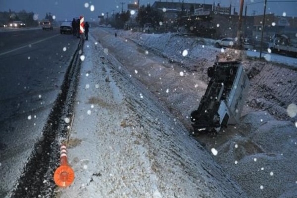 Kamyonet şarampole devrildi:1 yaralı