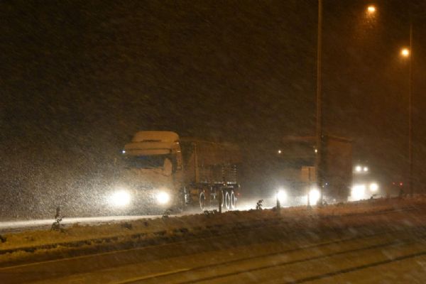 Çanakkale'de kar yağışı hayatı olumsuz etkiledi