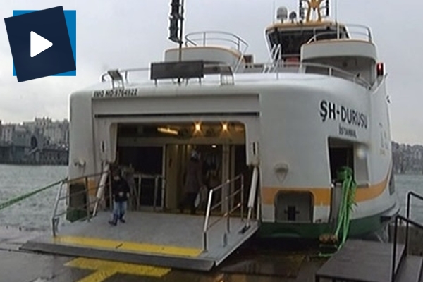 Vapurda dengesini kaybeden kadın denize düştü