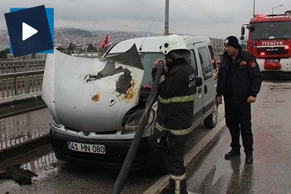 Seyir halinde motor kısmı yanan araç perte çıktı