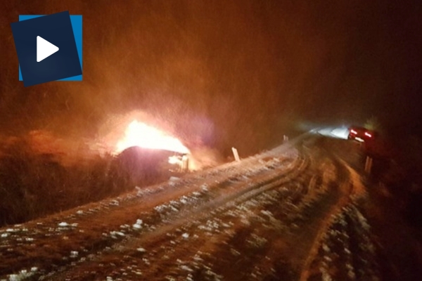 Yanan otomobilden son anda kurtuldu