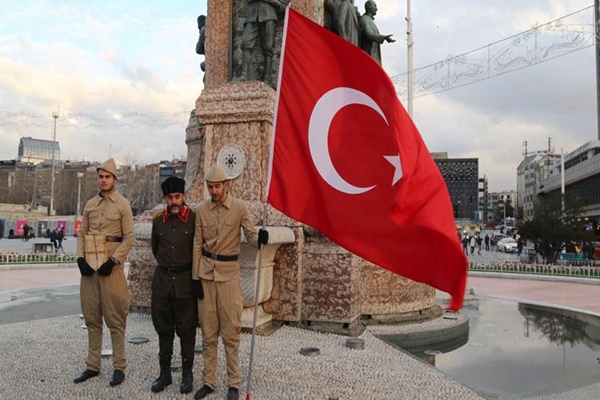 Sarıkamış şehitleri için Taksim'de nöbet