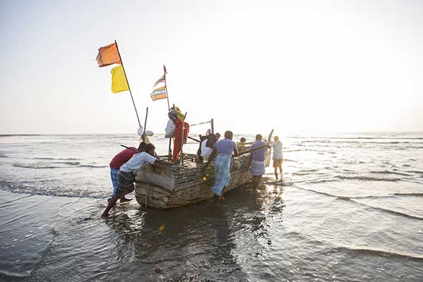 Bambudan tekneyle okyanusta ekmek kavgası