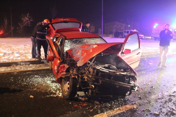 Otomobil kırmızı ışıkta bekleyen minibüse çarptı: 6 kişi yaralandı