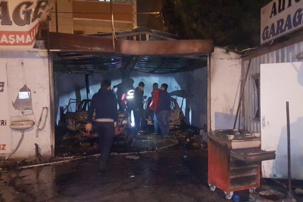İstanbul'da otomobiller alev alev yandı