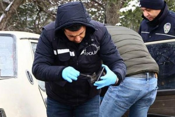 Ankara’da park halindeki otomobilde erkek cesedi bulundu