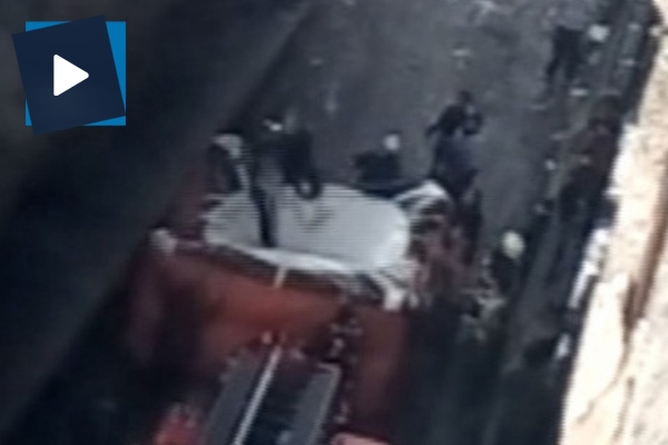 Vatandaşların korkulu bakışları arasında yanan binadan aşağıya böyle atladı