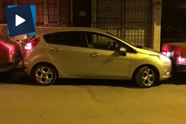 Çok dar alana arabasını park eden Türk şoför