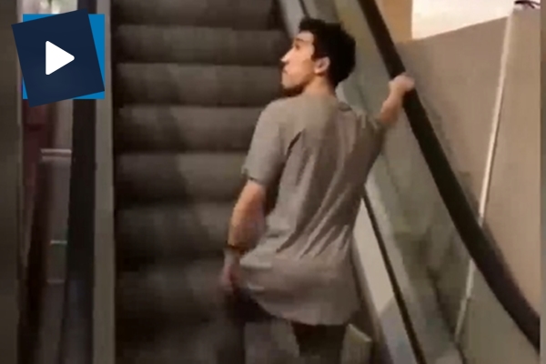 Yürüyen merdivende yaptığıyla yürekleri ağza getirdi!