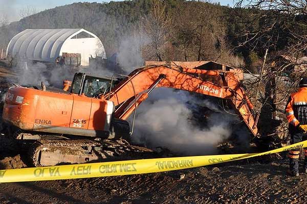 Jandarma ekipleri, evleri yanan aileyi 28 gündür arıyor