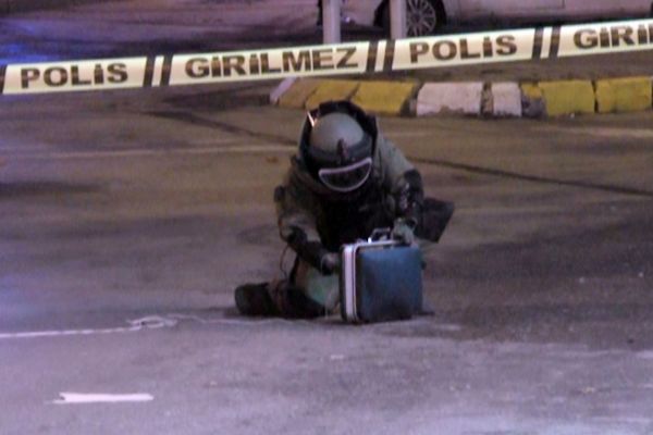 Üsküdar'da panik: Çantadan karton bardak çıktı