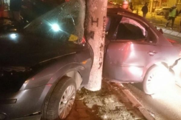 Isparta’da direğe çarpan otomobil hurdaya döndü!