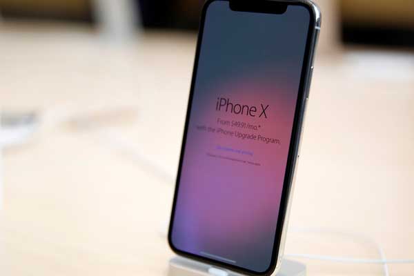 Apple'ın yeni iPhone'ları elde kaldı