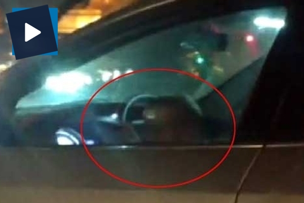 Kucağındaki çocukla araç kullanan sürücü görenleri hayrete düşürdü