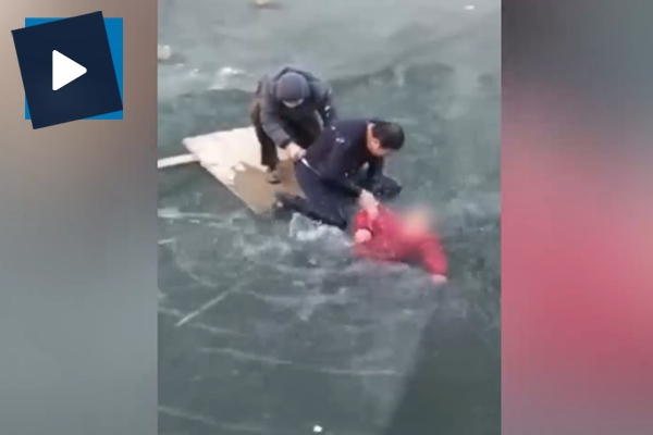 Yaşlı kadının donmuş gölde yürüme merakı faciayla bitiyordu!