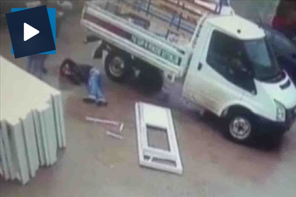 Kamyonete yüklediği kapı kafasında kırıldı