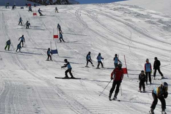 Hakkari'de kayak yarışması yapıldı
