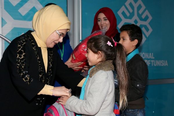 Emine Erdoğan'dan Tunus'ta Maarif Okulu'na ziyaret