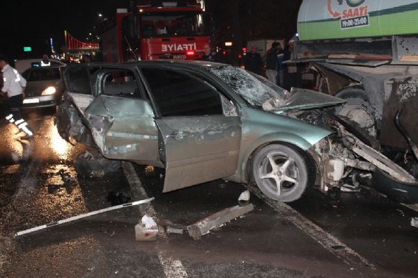 3 araç birbirine girdi: 12 yaralı