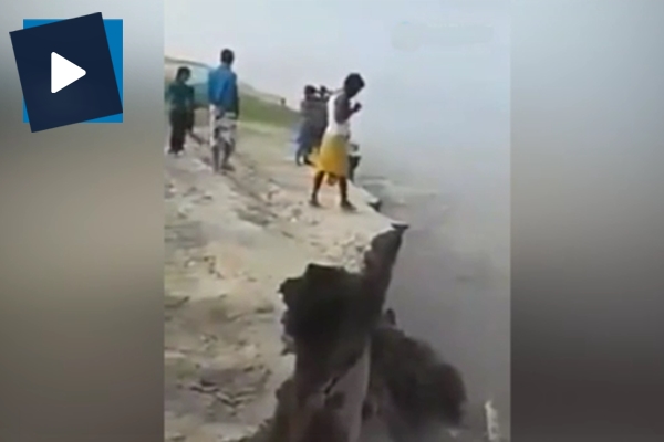 Toprak kayması ile uçurumdan denize düşen adam kamerada