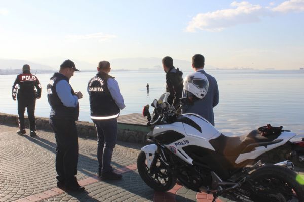 Kocaeli'de kaçak midye avcıları ceza yememek için denize kaçtı