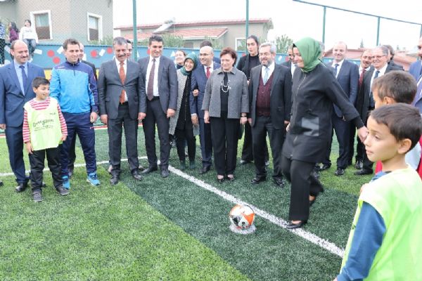 Fatma Betül Sayan Kaya çocuklarla futbol oynadı