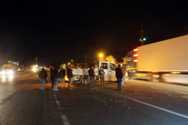 Kamyonet ile otomobil çarpıştı: 7 kişi yaralandı