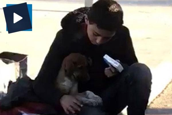 Trafik ışıklarında mendil satan çocuktan duygulandıran hareket