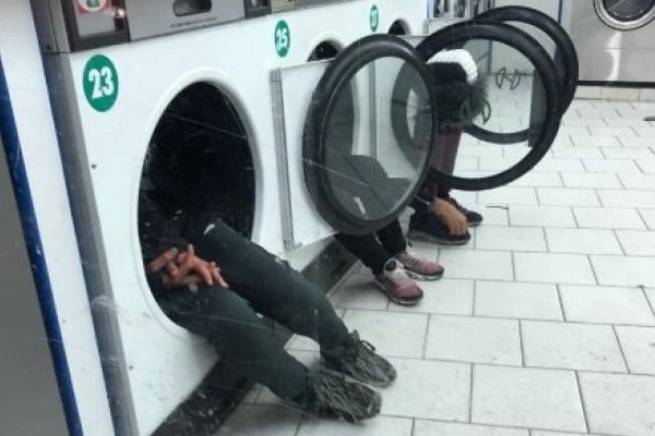 Isınmak için çamaşır makinesine sığındılar