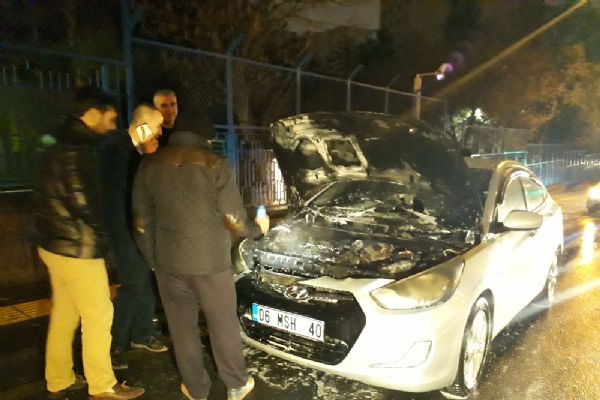 Ankara'da park halindeki araç alev alev yandı