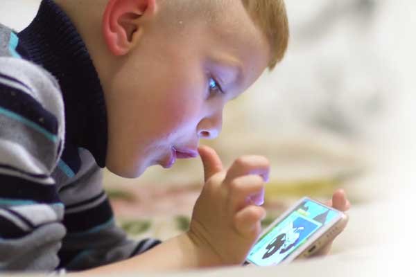 Akıllı telefonlar, tabletler, televizyon... Ekran, çocukları zombi yaptı