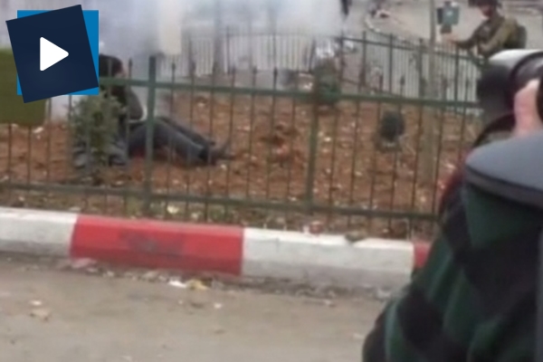 İsrail askerleri engelli gence ses bombası attı!