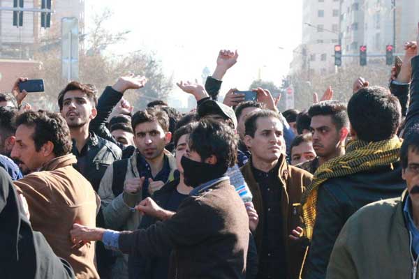 İran sokağa döküldü! Protestolar sürüyor
