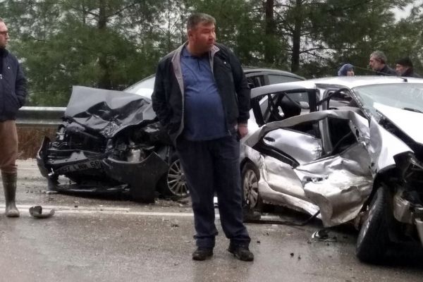 İki otomobil kafa kafaya çarpıştı: 1 kişi öldü, 7 kişi yaralandı