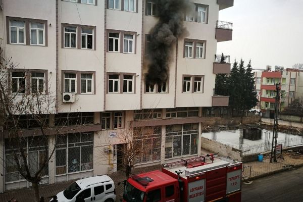 Adıyaman'da evi ateşe verip kaçtı !