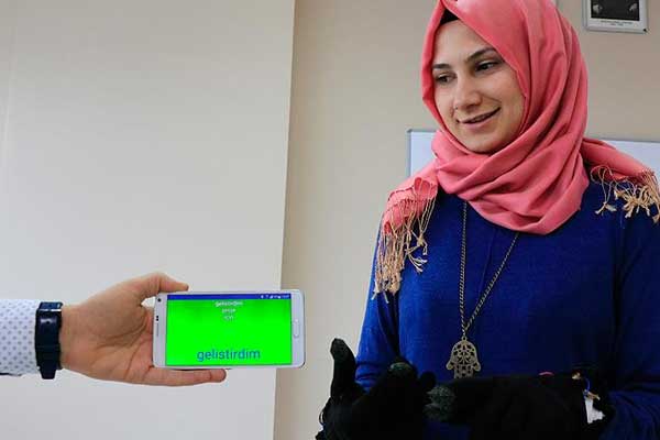İşitme engelliler için mobil eldivenli iletişim