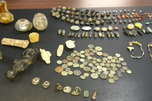 Paha biçilemeyen eserleri satamadan yakalandılar