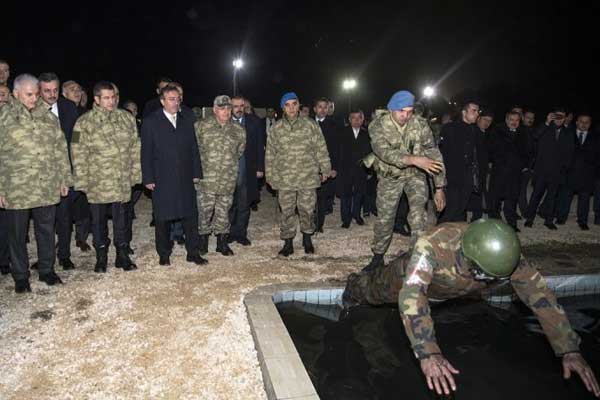 Başbakan Yıldırım komandoların eğitimini izledi