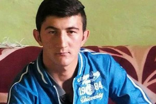 19 yaşındaki genç anne ve babasını bıçakladı