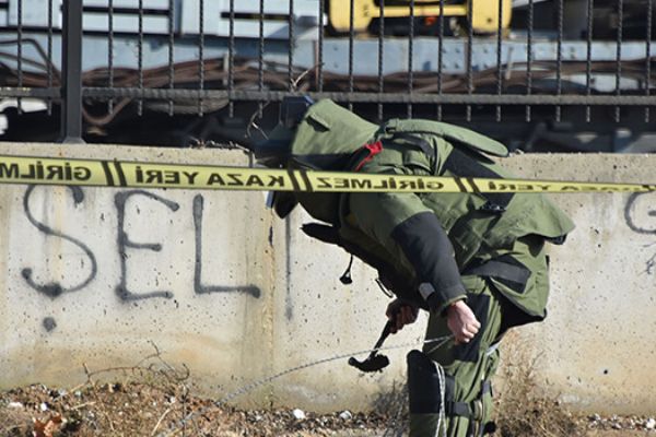 Konya'da bomba sanılan bezin içerisinde ölü kedi bulundu