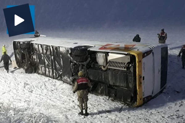 İran plakalı yolcu otobüsü devrildi: 18 yaralı