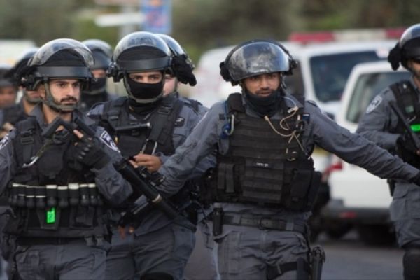 İsrail askerleri 12 Filistinliyi gözaltına aldı!
