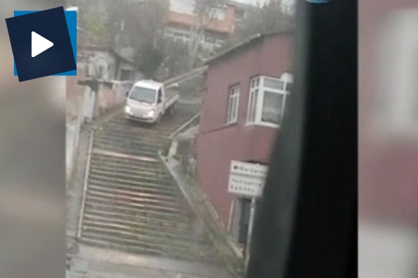 Kestirmeden inmek için aracını merdivenlere sürdü