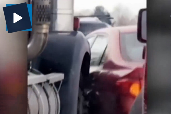 Öfkelenen TIR şoförü önüne kıran otomobili böyle sürükledi