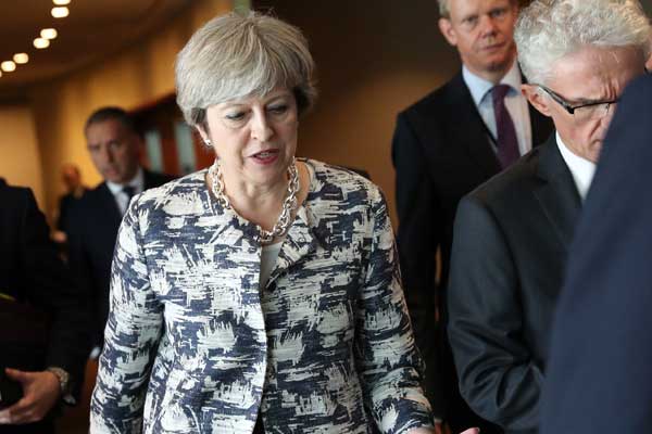 Theresa May'in göçmen politikası tartışılıyor... Parlamentoda 'bir kişilik azınlık'